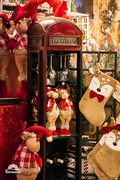 Armoire de rangements pour verres et bouteilles aux allures de vieille cabine téléphonique